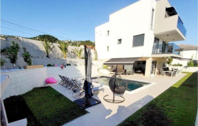 Nice home in Barbat na Rabu with Outdoor swimming pool, Jacuzzi and 6 Bedrooms